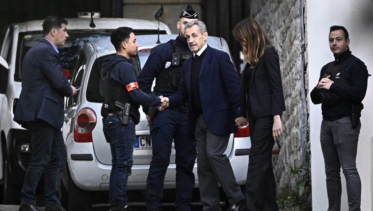 O Nicolas Sarkozy μπήκε φυλακή - Το χρονικό της σύλληψής του