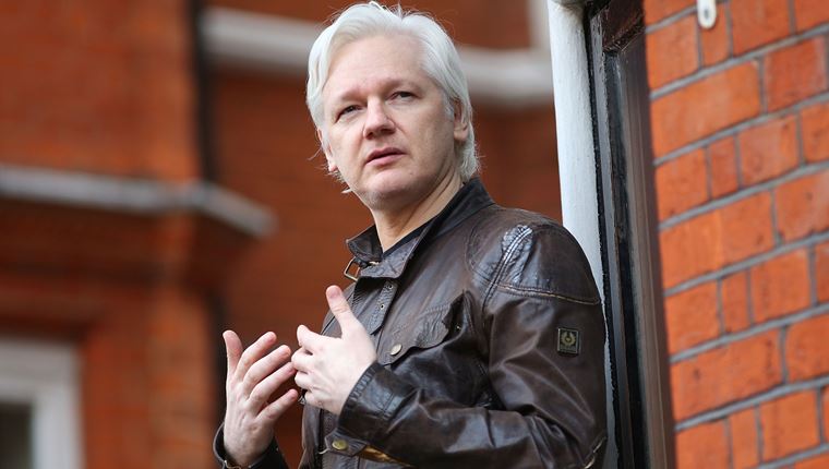 Σε άλλα νέα, ο Roger Waters θέλει να χρηματοδοτήσει το WikiLeaks