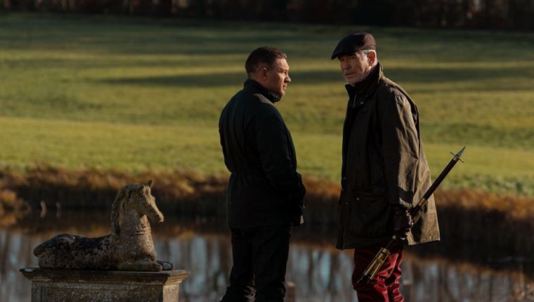 Η νέα σειρά του Guy Ritchie έχει γκάνγκστερς, υπόκοσμο και δίδυμο Tom Hardy, Pierce Brosnan στα καλύτερά του