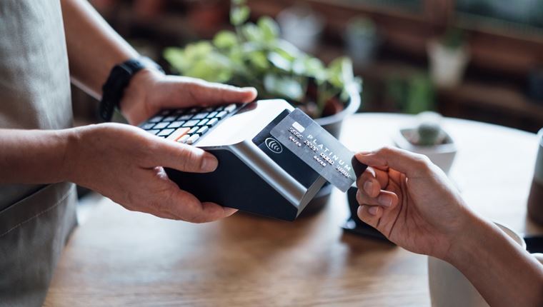 Έγινε η χριστουγεννιάτικη κλήρωση της φορολοταρίας των 100.000 ευρώ