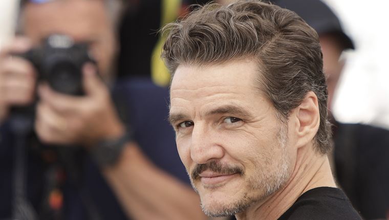 Ζηλεύουμε τα T-shirts του Pedro Pascal-είναι η τέλεια playlist