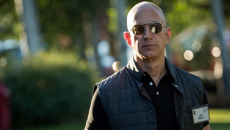 O Jeff Bezos συναντά τον James Bond