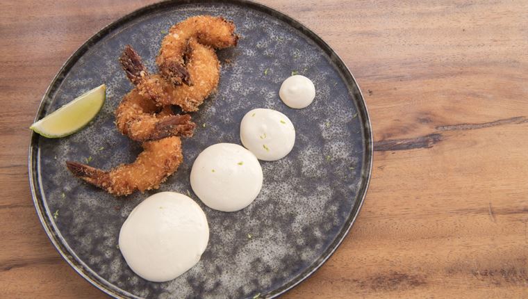 Η συνταγή του Βασίλη Τζίμα για γαρίδες σε κρούστα με λευκό ταραμά