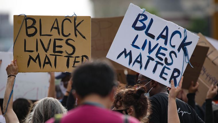 Το Facebook κατεβάζει λογαριασμούς ακροδεξιών οργανώσεων