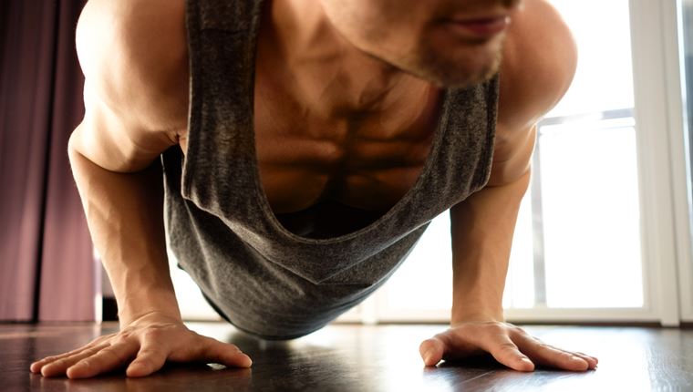 2 απλές κινήσεις που διογκώνουν μπράτσα και ώμους σε 20 λεπτά