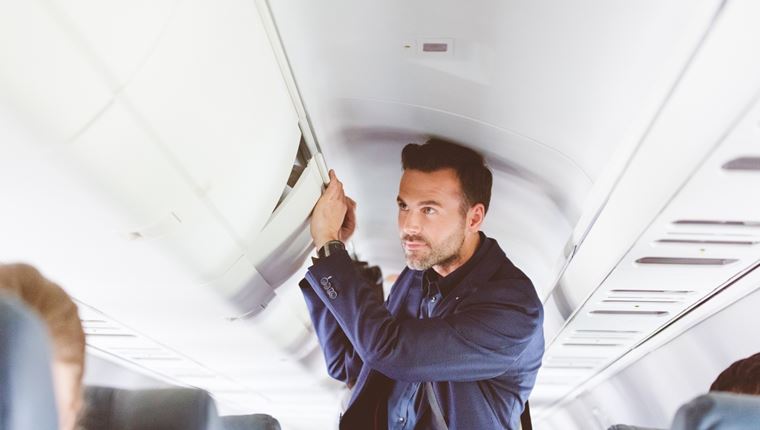 Κι όμως, η πιο ασφαλής θέση στο αεροπλάνο είναι αυτή που σπάνια επιλέγεις