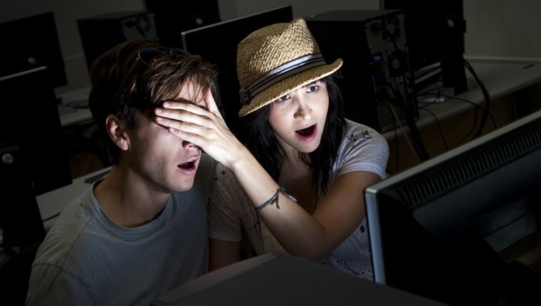 To Spotify εμφανίζει πορνογραφικά βίντεο στα αποτελέσματα της αναζήτησης