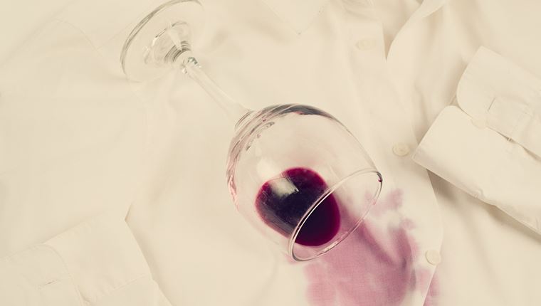 Πώς θα αφαιρέσεις τον λεκέ του κόκκινου κρασιού από τα ρούχα σου