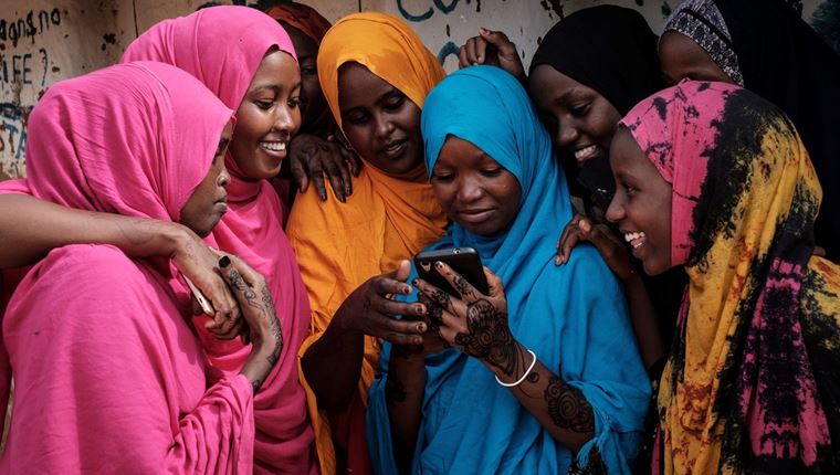 To smartphone των 18 ευρώ που θα συνδέσει online 1 δισ. ανθρώπους