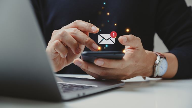 Προτιμάς να στέλνεις μήνυμα αντί να κάνεις κλήσεις; Τι λέει για σένα η ψυχολογία