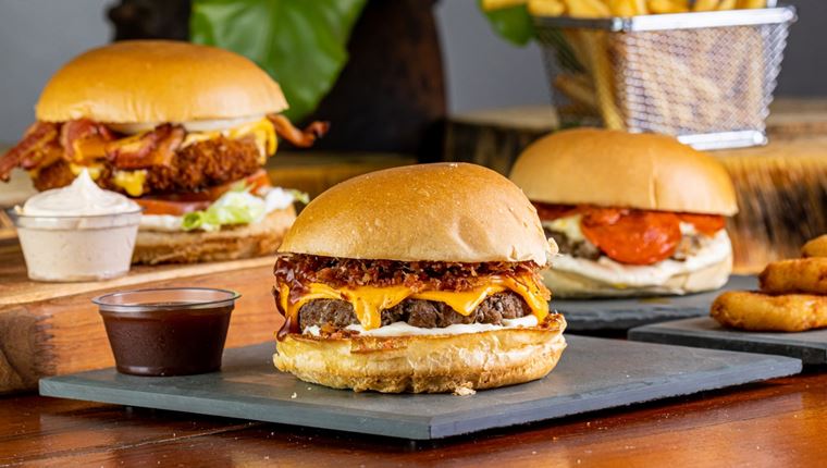 Τα επικά burgers του καλοκαιριού από τους master chef του είδους