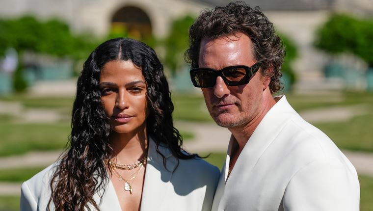 Ο Matthew McConaughey αποκαλύπτει &#39;μυστικά της κρεβατοκάμαρας&#39; που έχουν κρατήσει ζωντανό τον γάμο του