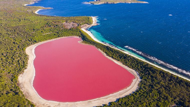Πού είναι αυτή η ροζ λίμνη που έχει γίνει viral στο Instagram;