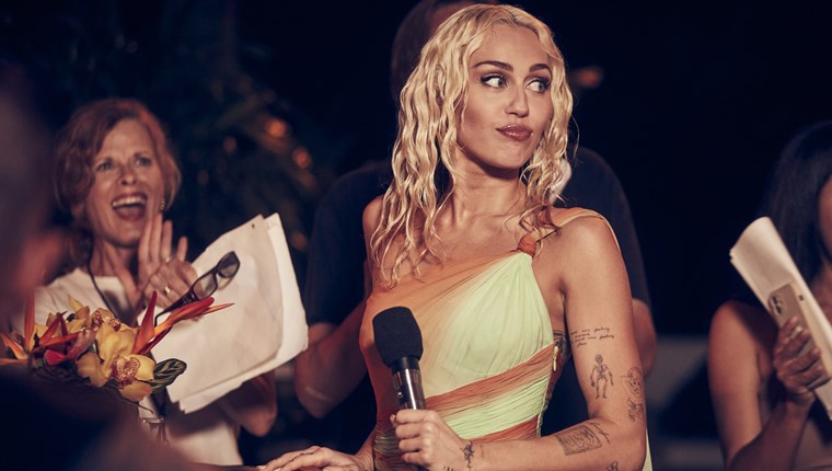 Αναπολώντας το καλοκαίρι με τη Miley Cyrus και τα αυτοκίνητά της