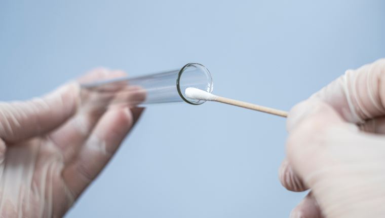 Μεταδίδεται ο κορονοϊός με το σάλιο;