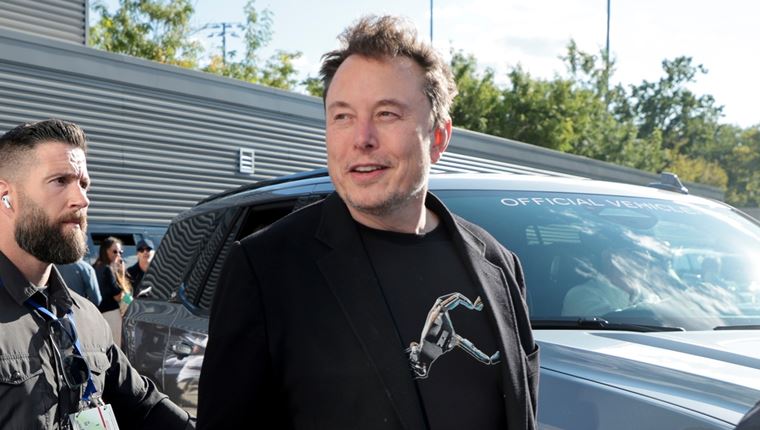 O Elon Musk δίνει 47 δολάρια σε όσους μαζεύουν υπογραφές υπέρ της οπλοκατοχής