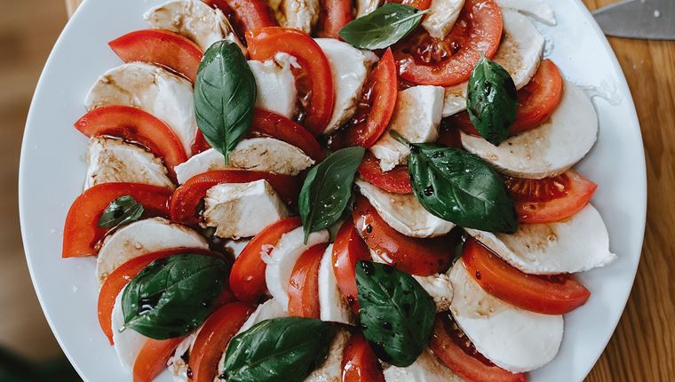 Η ιστορία, η συνταγή και τα μυστικά της τέλειας caprese