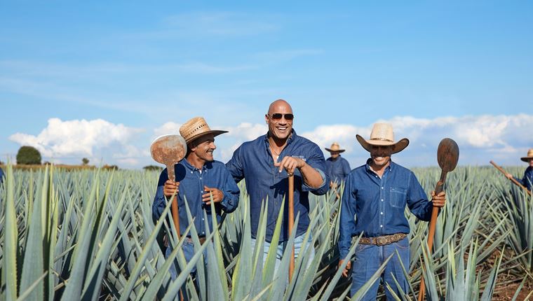 Γιατί οι celebrities το γύρισαν στην τεκίλα