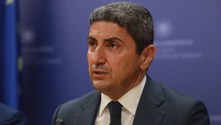 Η στιγμή που ο Λευτέρης Αυγενάκης χτυπά εργαζόμενο στο Ελ. Βενιζέλος