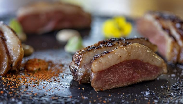 Η συνταγή του Σπύρου Μαυροειδή για στήθος πάπιας με sesame tofu​​​​​​​