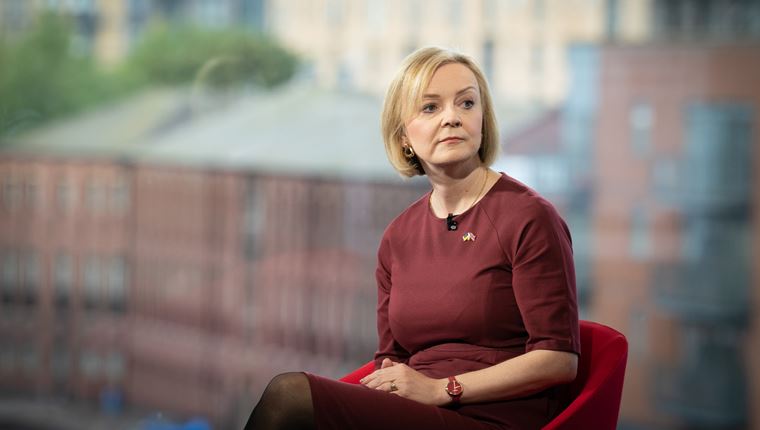 Τρίζει η καρέκλα της Liz Truss στη Βρετανία