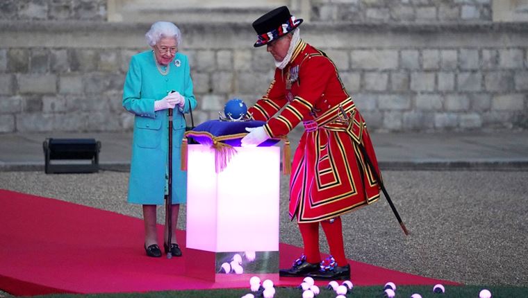 Καταργήστε τη μοναρχία: Το hashtag που έγινε trend στο Twitter