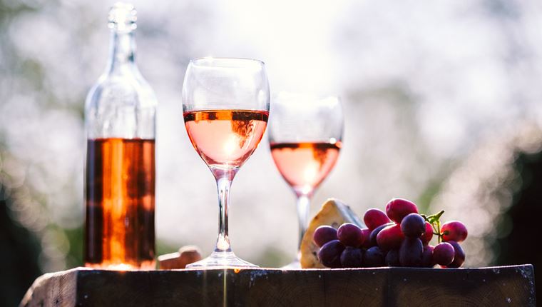 Καλωσορίζοντας το καλοκαίρι με θαυμάσια ροζέ κρασιά