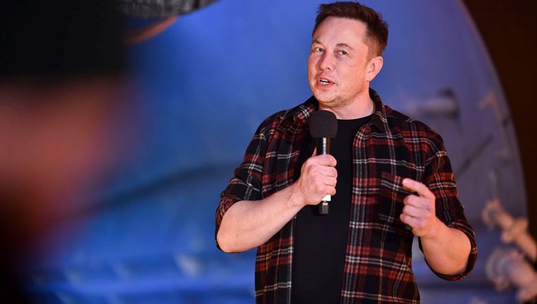 Elon Musk: Ένα βήμα πριν πουλήσει το 10% του ποσοστού του στην Tesla