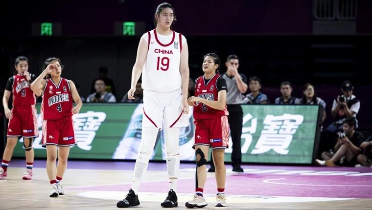 Zhang Ziyu, η 16χρονη μπασκετμπολίστρια με 2,20 μ. ύψος και μπόλικο ταλέντο