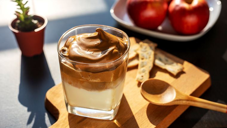 Όλοι πίνουν ξαφνικά Dalgona coffee