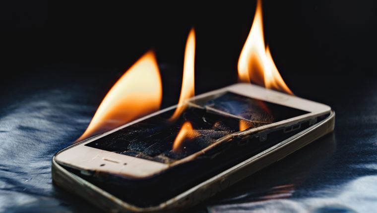 Αυτά είναι τα σημάδια που δείχνουν ότι η μπαταρία σου είναι έτοιμη να εκραγεί