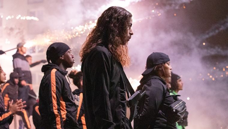 Η Athena του Romain Gavras είναι η άλλη όψη του Emily in Paris