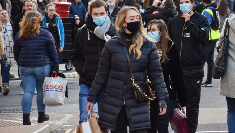 Κορονοϊός: Αυξήθηκαν στα 6.667 τα νέα κρούσματα