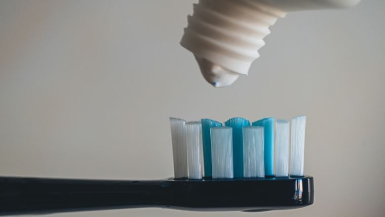 Πόσοι ιοί ζουν μέσα στην οδοντόβουρτσά σου