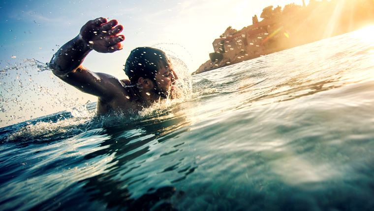 Πώς θα κάψεις λίπος και θα χτίσεις μύες μέσα στο νερό