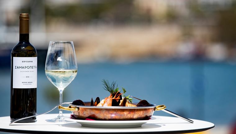 Το τέλειο wine pairing με τη Σαμαρόπετρα Κυρ-Γιάννη στην Πισίνα