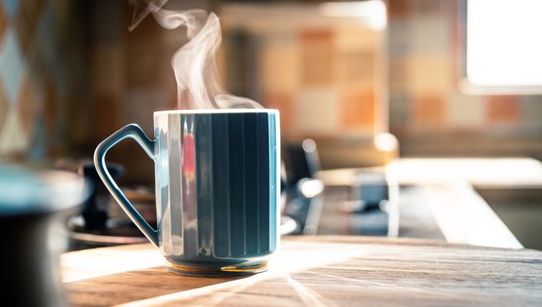 Μπορεί ο ζεστός καφές να καταπολεμήσει τον καύσωνα;