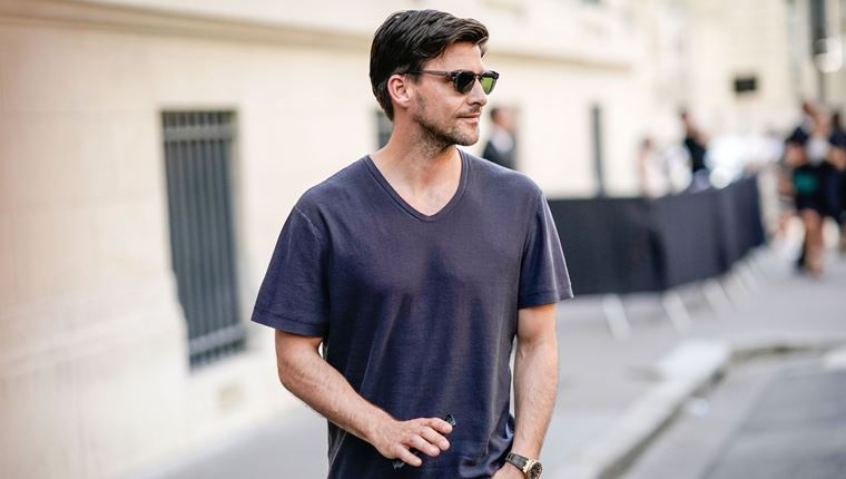 Η επιστροφή του V-neck στο αντρικό στυλ