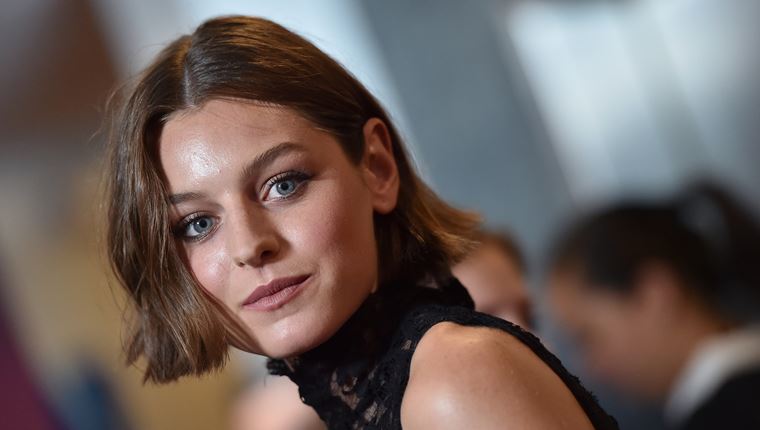 Η Emma Corrin, η Diana του 'The Crown' εξηγεί γιατί η πριγκίπισσα ταυτίζεται με την ΛΟΑΤ+ κοινότητα