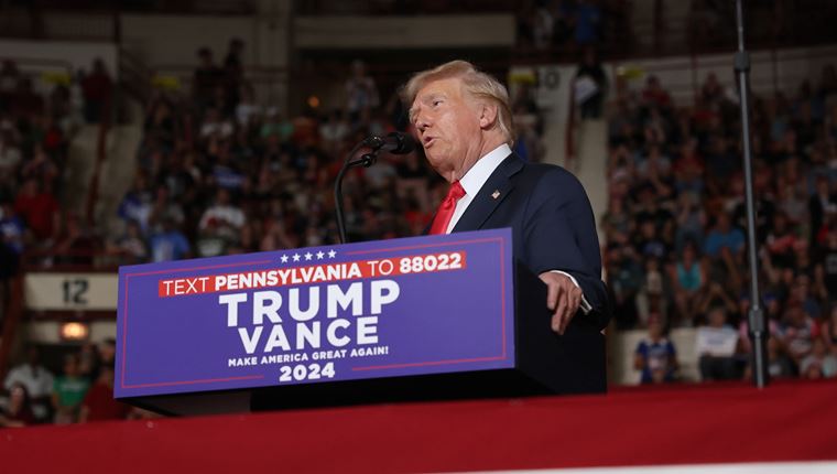 Νέο σκάνδαλο: Πρώην μοντέλο κατηγορεί τον Trump για σεξουαλική επίθεση και εμπλέκει τον Epstein