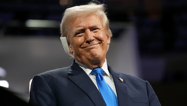 O Trump υποσχέθηκε στον Zelenskyy ότι θα τερματίσει τον πόλεμο στην Ουκρανία αν εκλεγεί