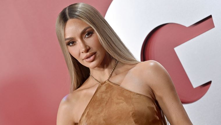 Στη λέξη &#39;καύσωνας&#39; ταιριάζει τέλεια η Kim Kardashian με animal print μαγιό