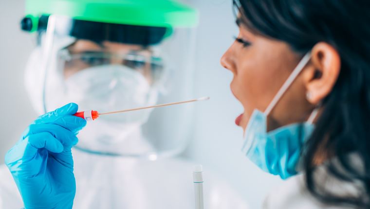 Γιατί αυξάνονται τα κρούσματα κορονοϊού στους νέους