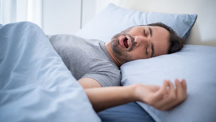 Αν δε θες να ροχαλίζεις, απόφυγε αυτές τις τροφές