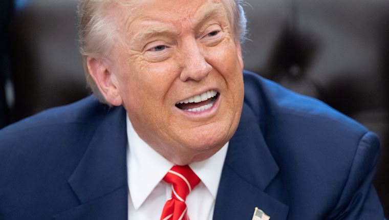 Ο Donald Trump δημοσίευσε βίντεο με τους Barack και Michelle Obama ως πιθήκους (video)