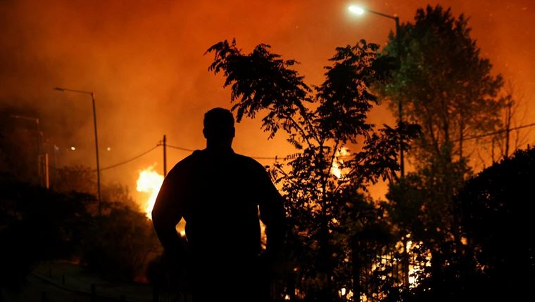 10+1 συγκλονιστικές φωτoγραφίες του Reuters από τις πυρκαγιές στην Αττική