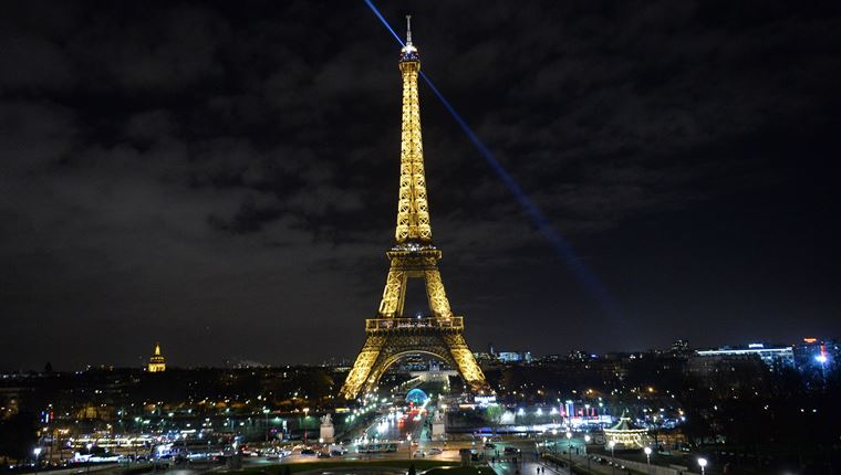 Γιατί στήνονται αντίσκηνα στο κέντρο του Παρισιού;