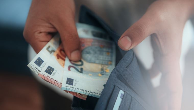 Τα επαγγέλματα που επιμένουν στα μετρητά