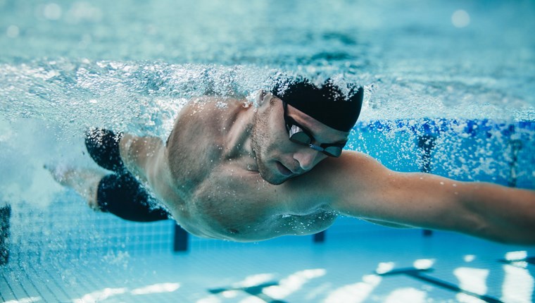 Πώς θα κάψεις το λίπος με την κολύμβηση HIIT