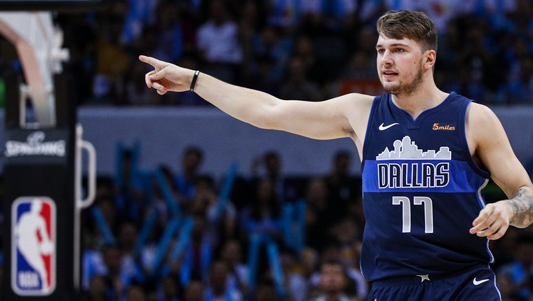 Ο Luka Doncic πλησιάζει τον Michael Jordan